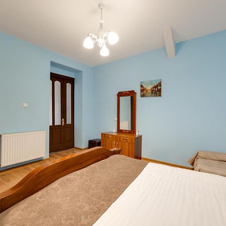 Rustaveli Two Bedroom Apartment With 5 Star Location Tbilisi Exterior foto