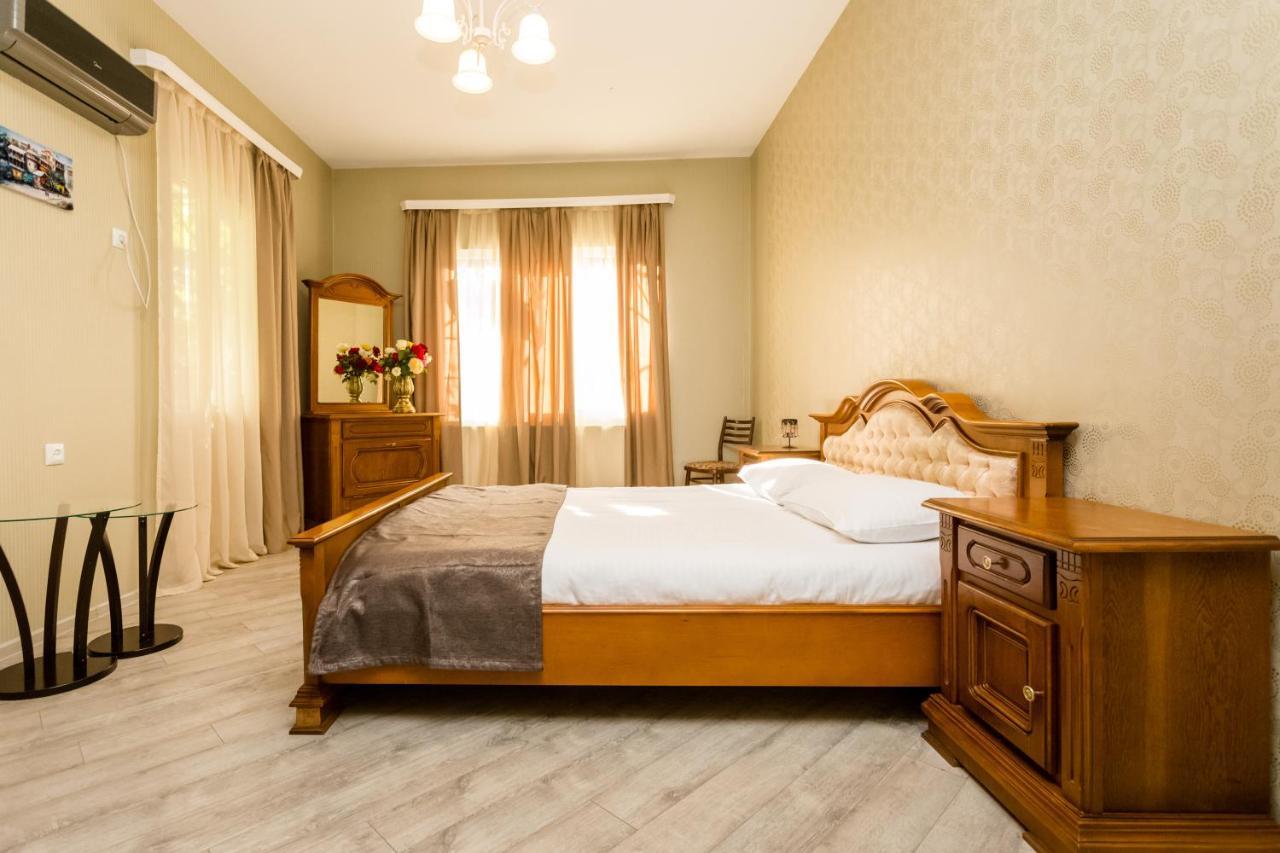 Rustaveli Two Bedroom Apartment With 5 Star Location Tbilisi Exterior foto